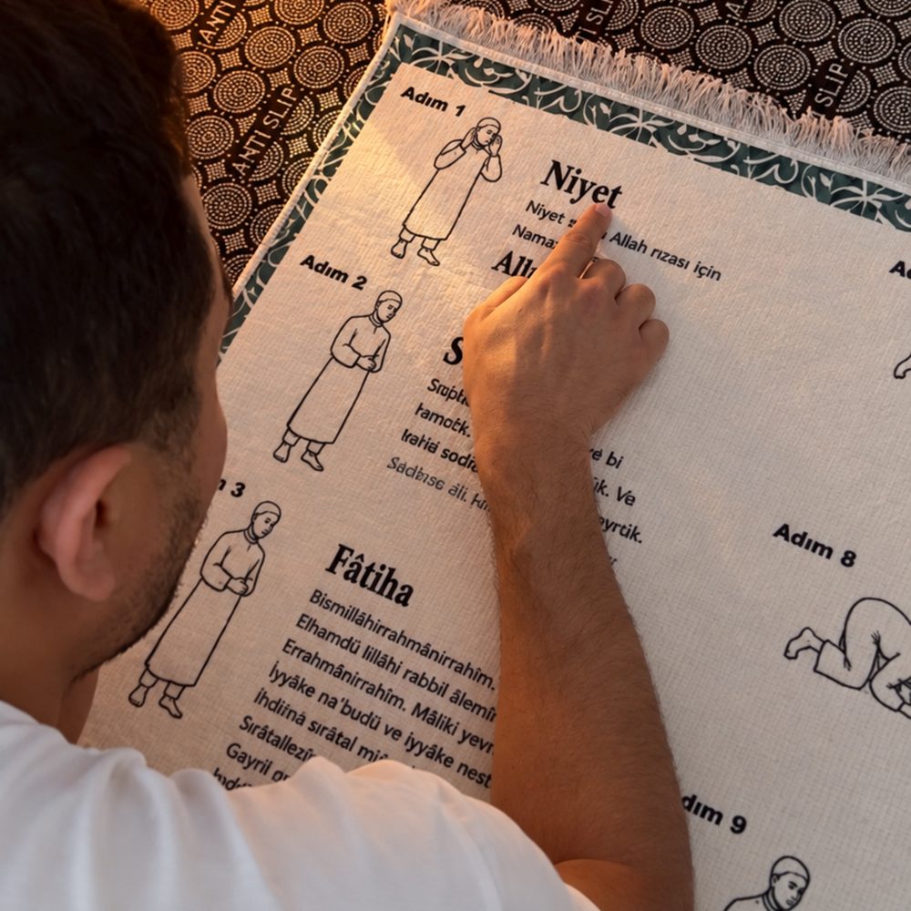 SEKİNE prayer mat with printed prayer steps